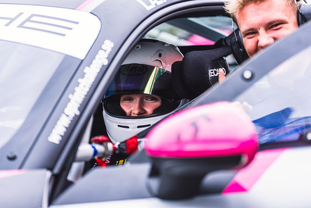 Lærke Rønn holder fast på føringen i Porsche Sprint Challenge Scandinavia
(Foto: A1 Work)